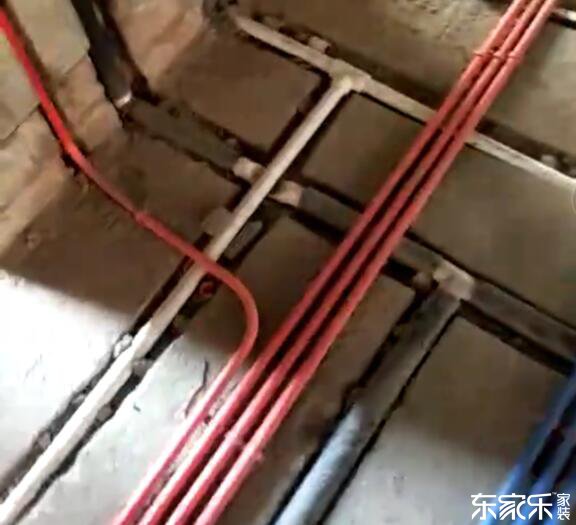 東家樂(lè)客戶正在驗(yàn)收水電改造效果